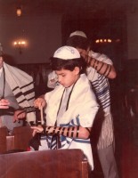 daniel-pintchovski-coloca-seu-tefilin-em-seu-bar-mitzva daniel-pintchovski-coloca-seu-tefilin-em-seu-bar-mitzva