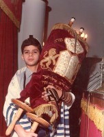 daniel-pintchovski-segura-sefer-tora-e-usa-tefilin-em-seu-bar-mitzva daniel-pintchovski-segura-sefer-tora-e-usa-tefilin-em-seu-bar-mitzva